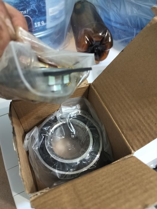 Продам колодки на мерс 124-190 та підшипник задній.