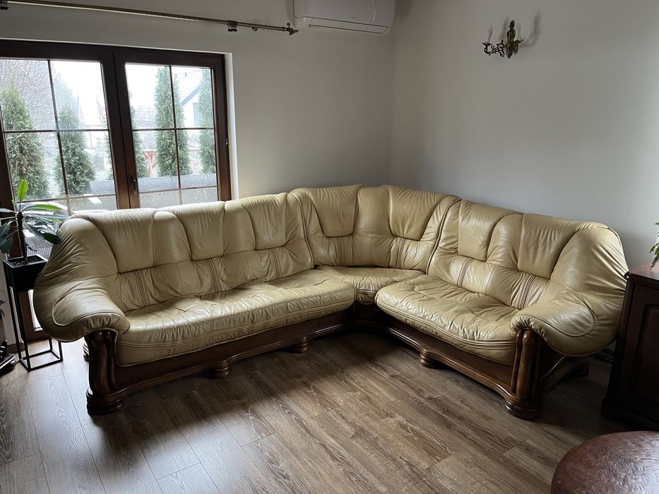 Narożnik ze skóry naturalnej, wykończony drewnem.