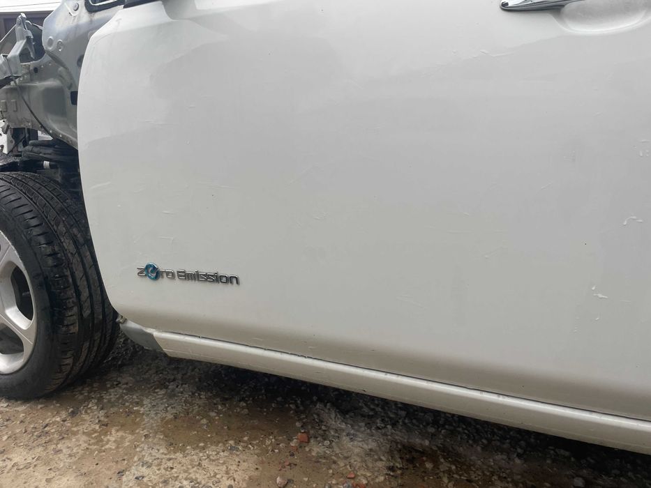 Nissan LEAF ZE0 2010-2017 двері передні ліві 326