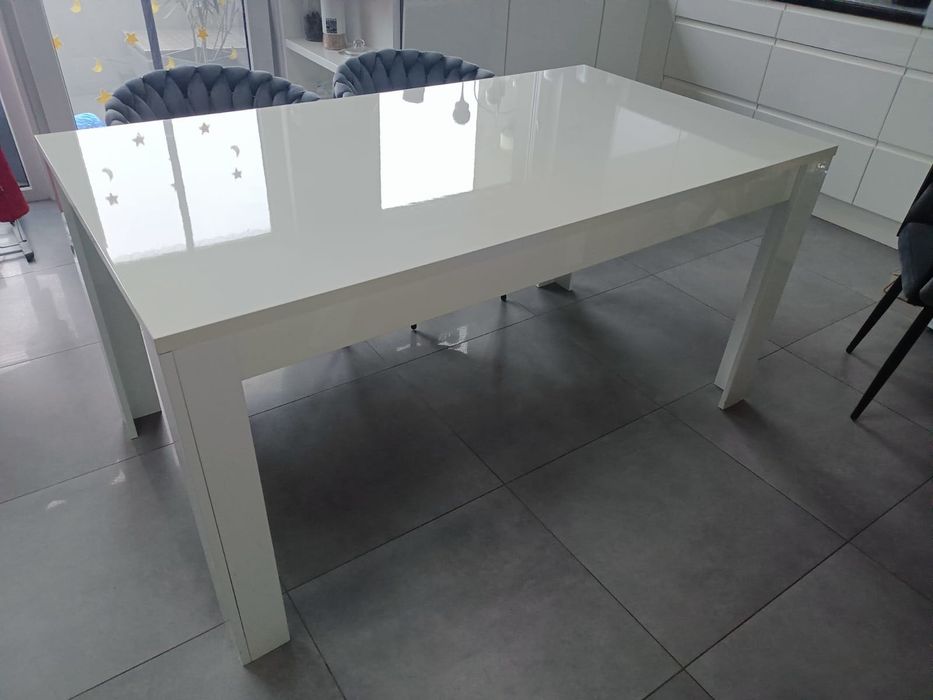 Stół biały w połysku