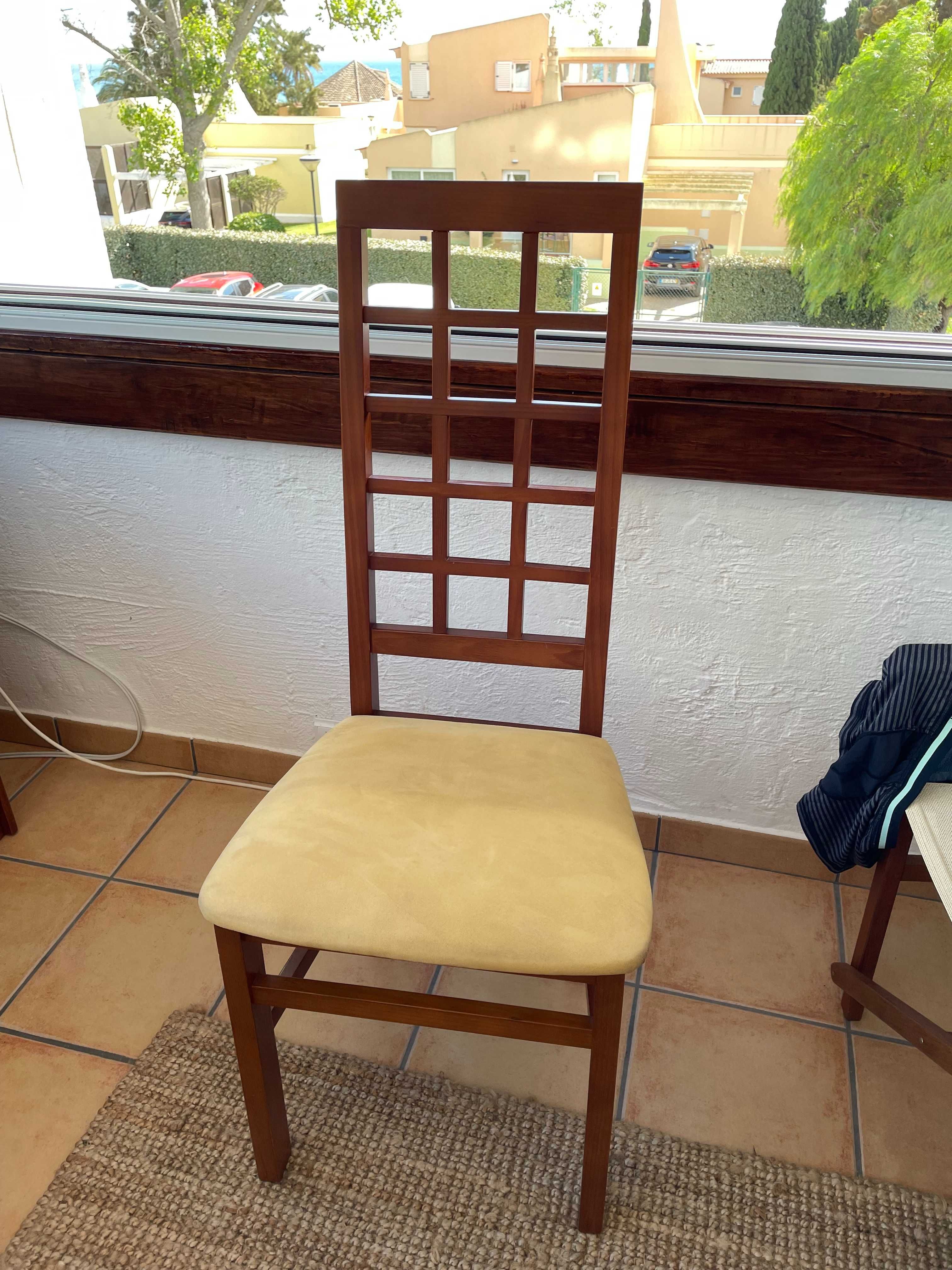 Conj. 4 Cadeiras em Madeira maciça - Moderno!