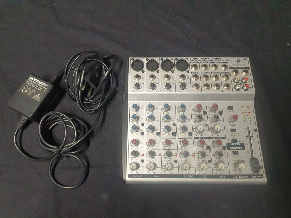 Mesa mistura Behringer Eurorack UB1202