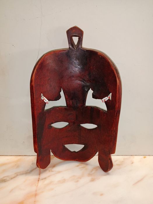Máscara tradicional africana em madeira esculpida com 25cm altura