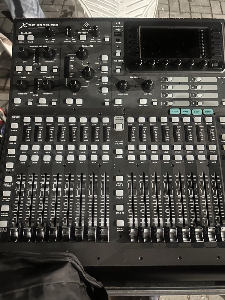 Mesa digital BEHRINGER X32 producer c/case