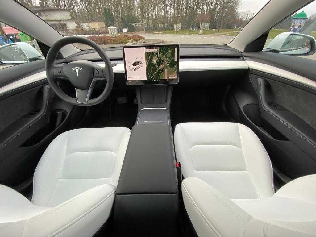 TESLA 3 LR wnętrze Blac&White RABATY elektryk wynajem Śląsk