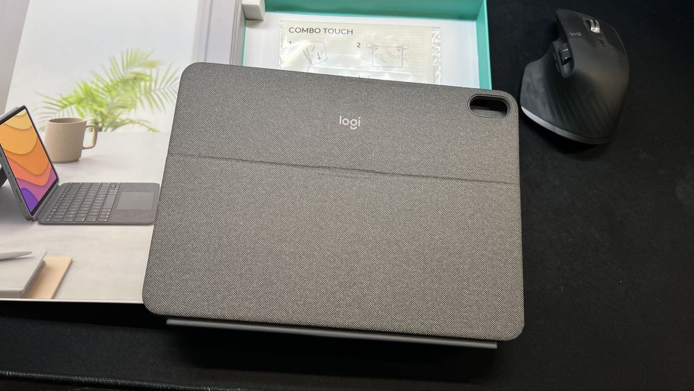 Logitech Combo Touch iPad Air (4th & 5th generation)