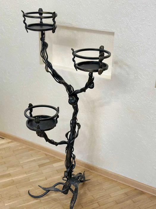 Кована підставка для квітів