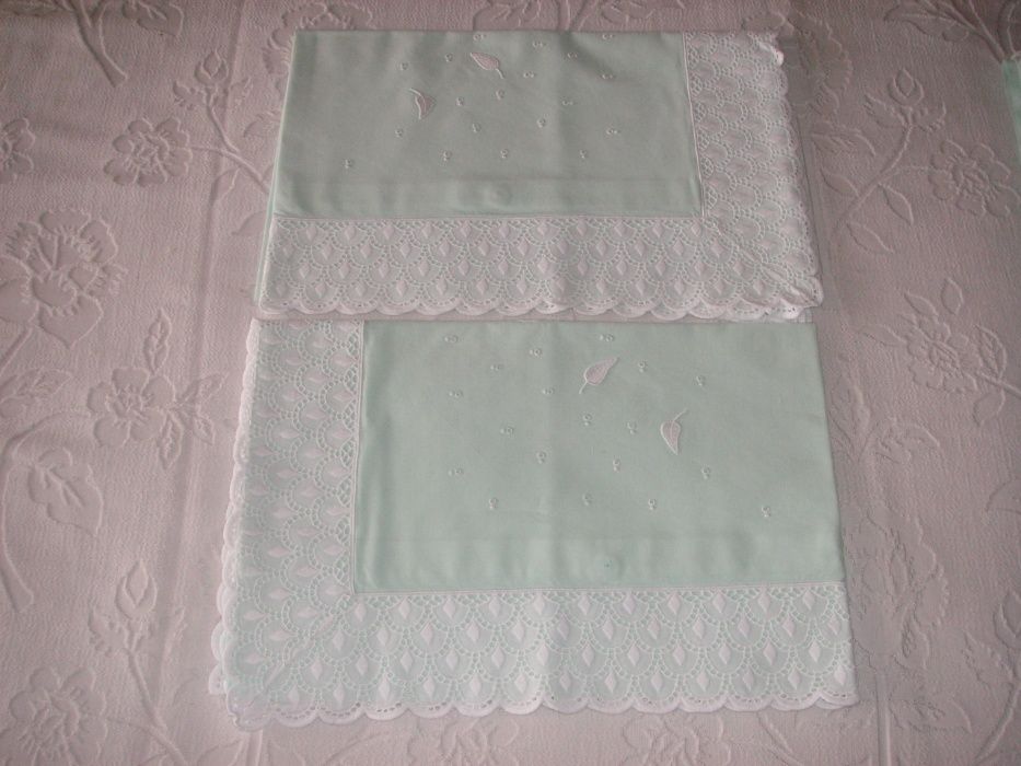 Lençóis Verde Claro Bordado à Mão em Branco (Conjunto)