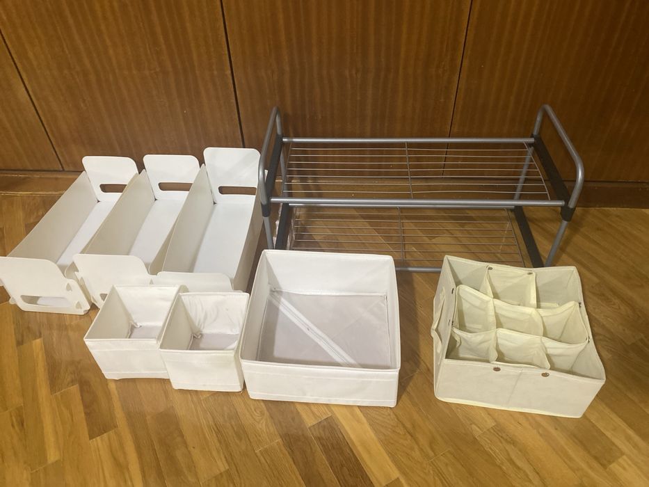 Conjunto de 8 assessorios de arrumação.