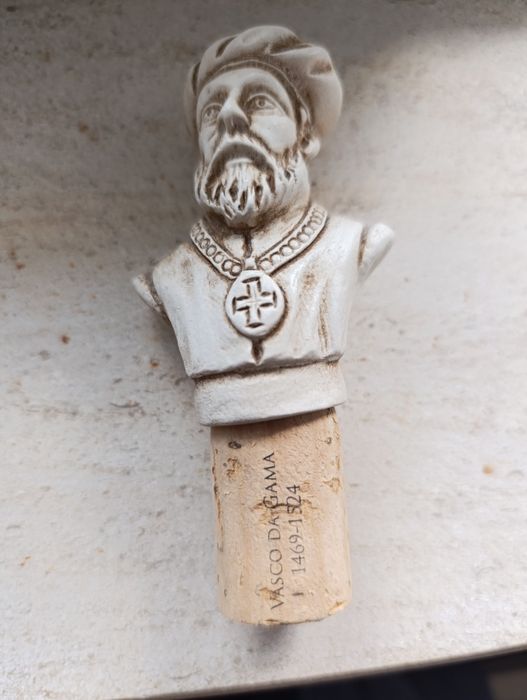 Rolhas em porcelana fina trabalhada,de Vasco da Gama e Luís de Camões!