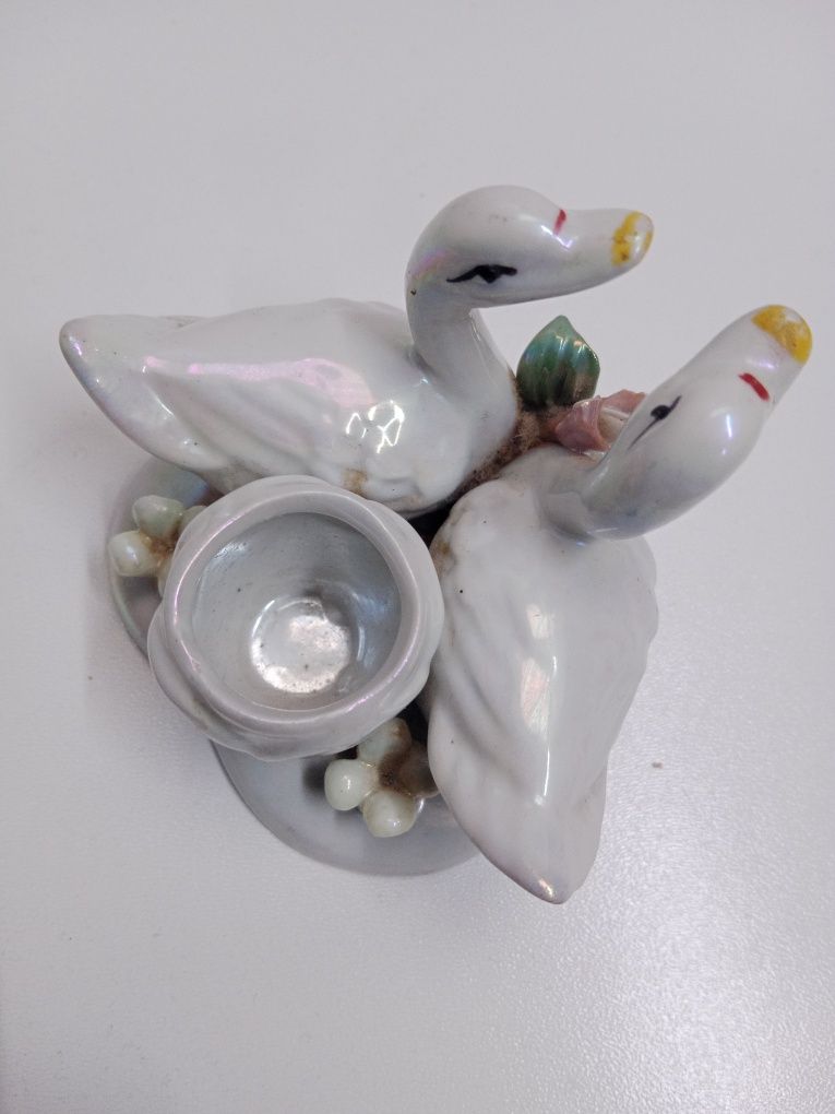 Figurka porcelanowa. Para łabędzi. Z czasów PRL-u