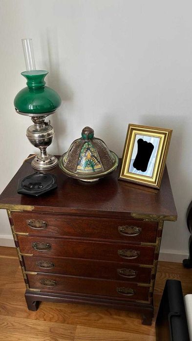 Comoda Oriental com 4 gavetas e aplicações em metal
