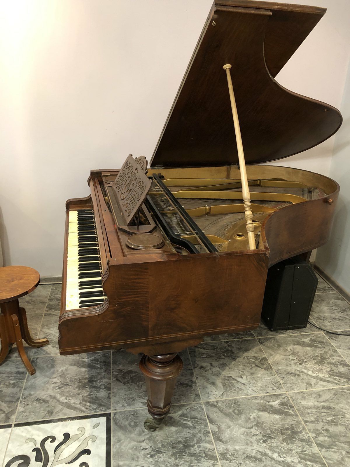 Продамо старовинний рояль