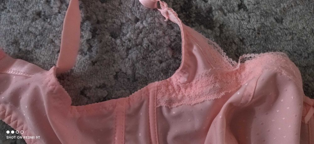 śliczny biustonosz 90D