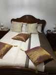 Cama com colchão e 2 mesas de cabeceira
