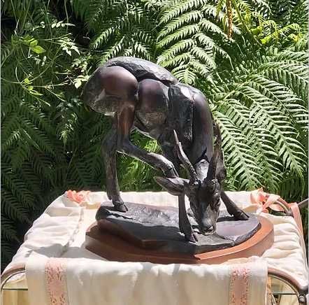 Escultura de bronze assinada e numerada por Chiqui Díaz