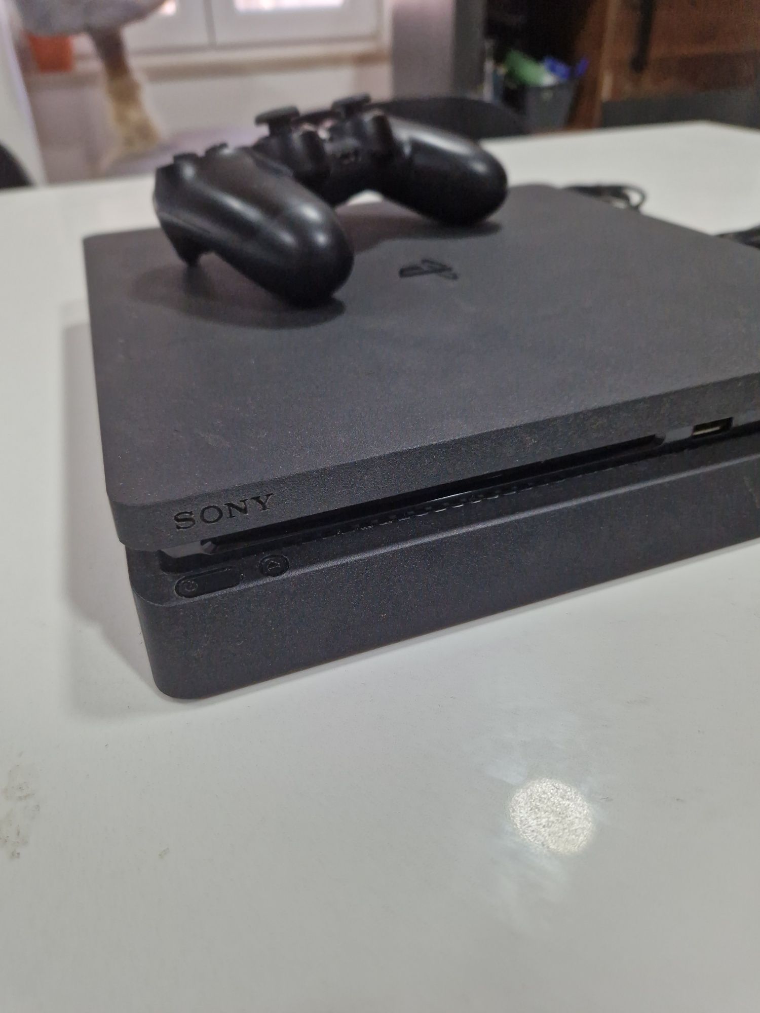 Playstation 4 Slim 500gb + Comando original 160€ + jogos 140€