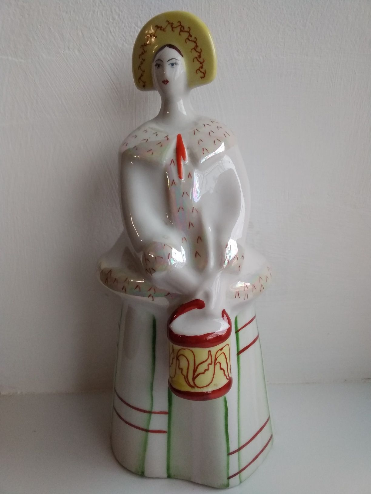 Фарфоровая статуэткa "Девушка в кокошнике с ведром"