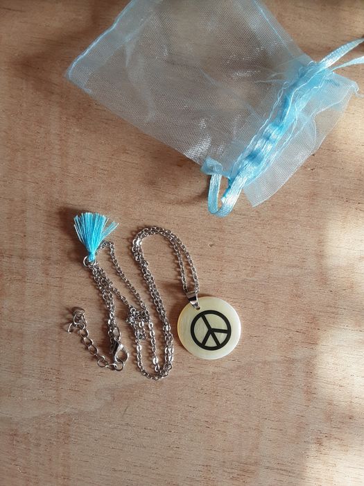 Colar com símbolo da paz