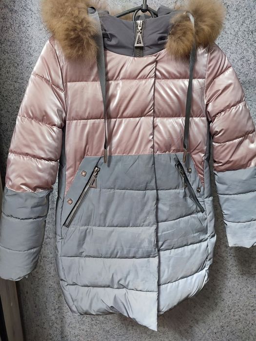 Куртка стеганная девочке осень зима с мехом натуральным енот 134р 7-8л