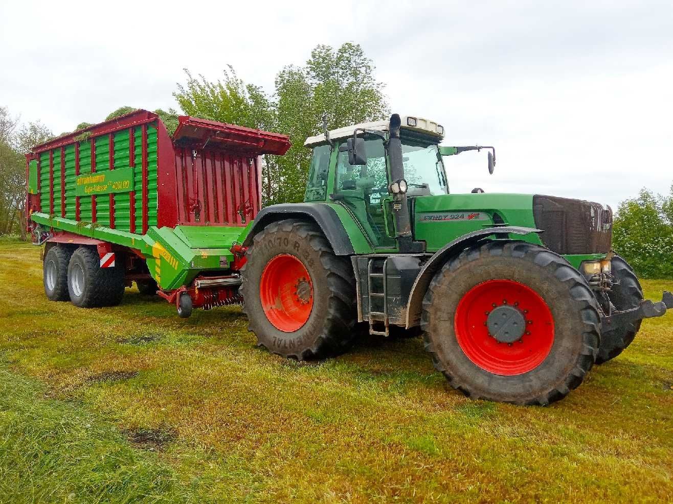 Usługi rolnicze Adiagro wywóz roztrząsanie obornika fendt 820 brochard