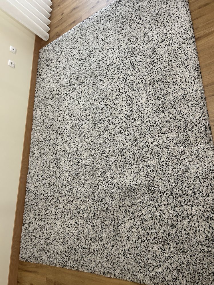 Carpete IkEA  branco com apontamentos em cinza e preto