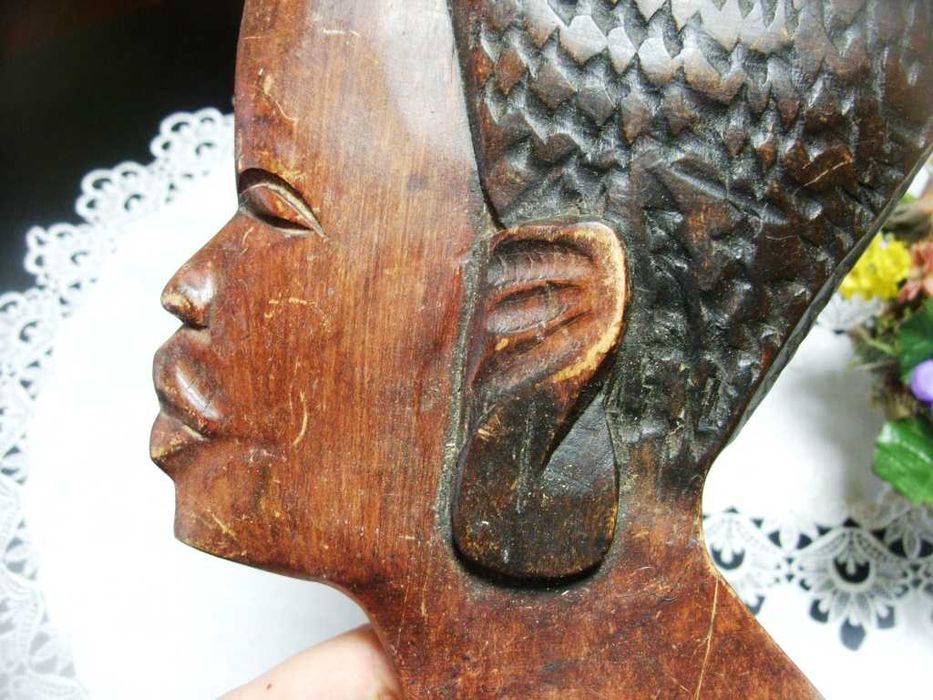 Maska afrykańska plemienna drewniana. Rękodzieło z Ghana. płaskorzeźba