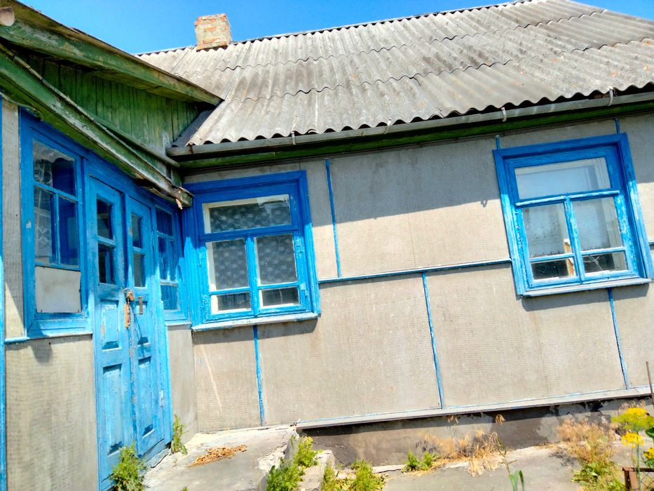 Продам будинок на 2 ходи , потребує ремонту.Можливий торг.