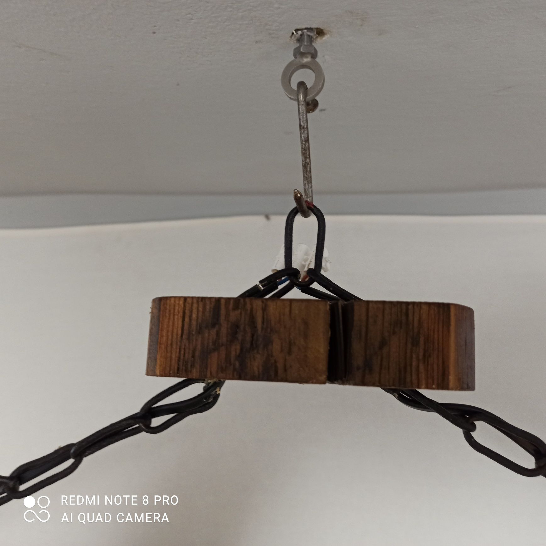 Lampa ze starej belki w stylu rustykalnym vintage loft