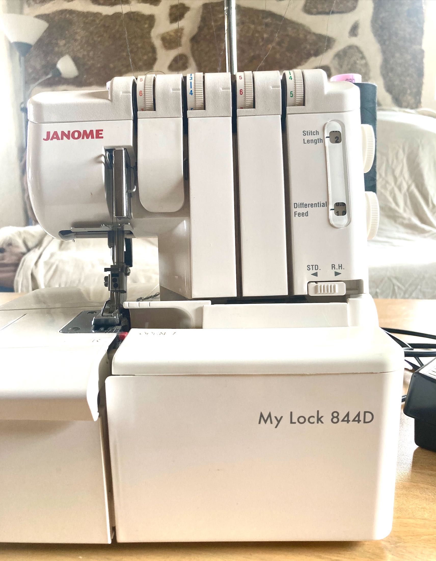 máquina de costura overlock - Janome, My lock 884D