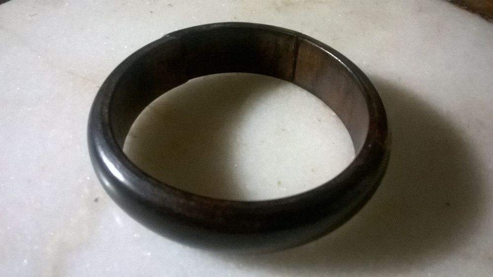 Pulseira em pau preto