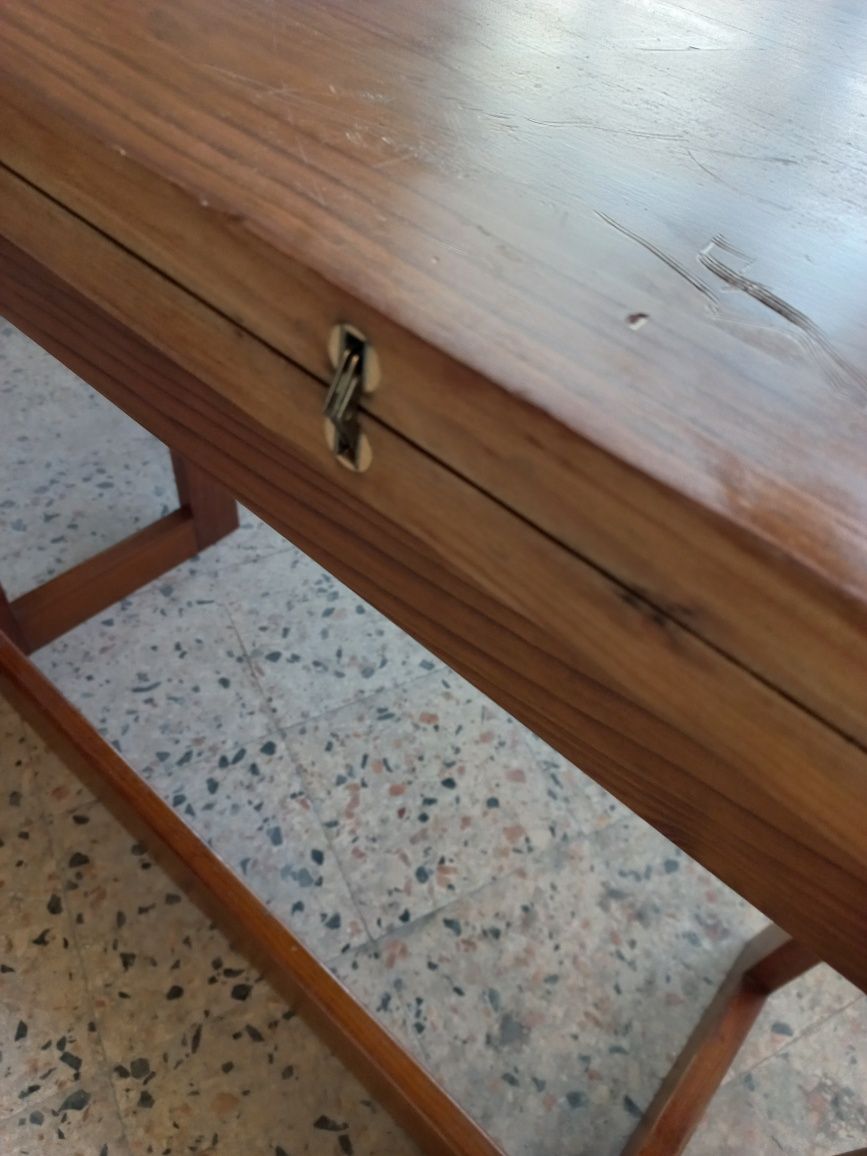 Mesa extensível com 2 bancos