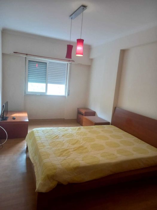 Arrenda-se quarto mobiliado na Damaia de Cima