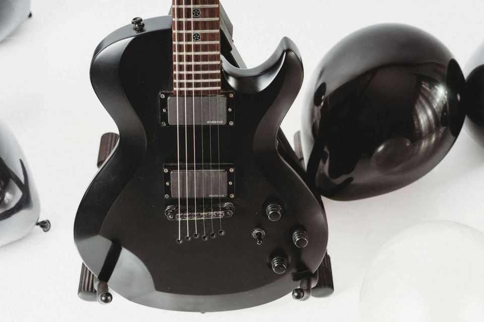 Guitarra Cort EVL Z4