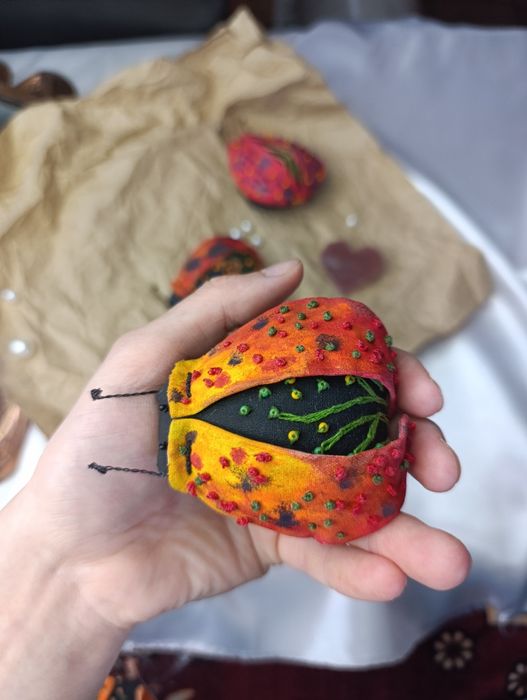 Текстильна фігурка божої корівки, декор для інтер'єру