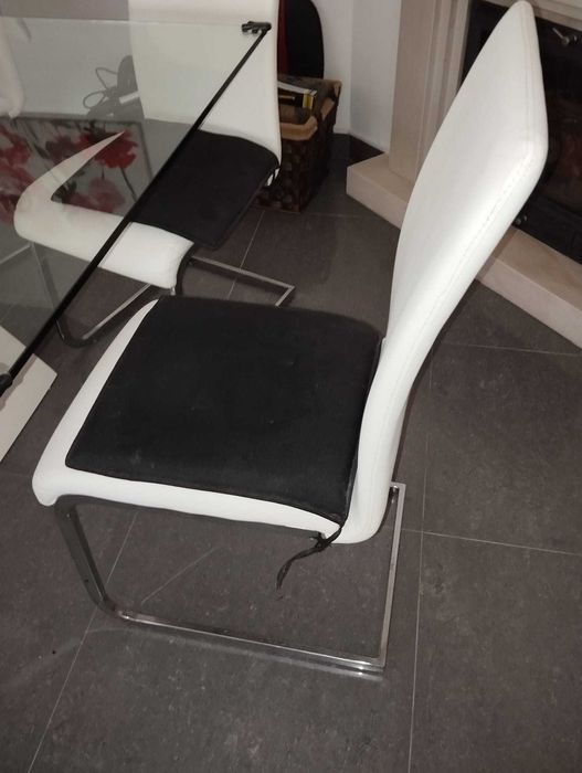 Sala completa com mesa e cadeiras