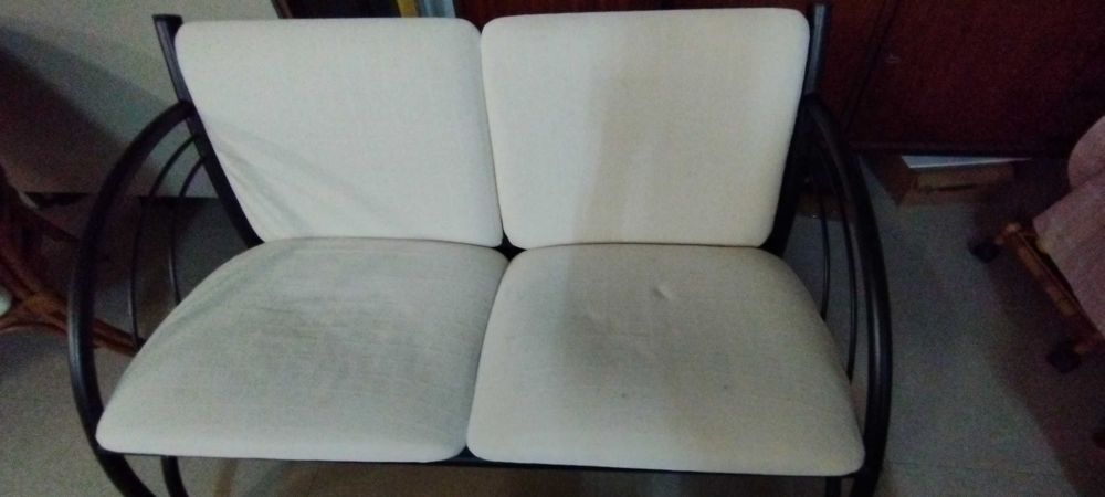 Conjunto 2 sofás base metálica