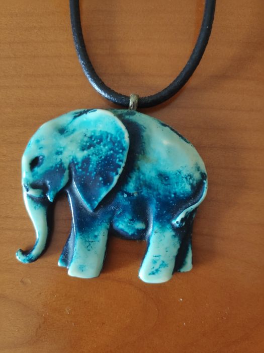 Colar com elefante azul turquesa
