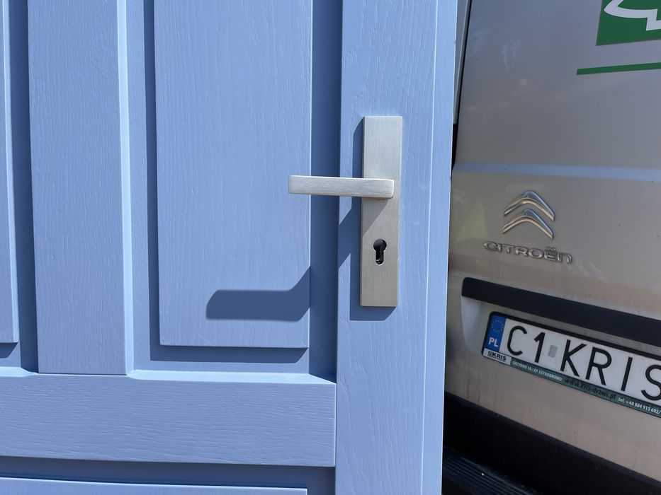 Drzwi zewnętrzne drewniane niebieskie czyste powietrze Na wymiarMontaż