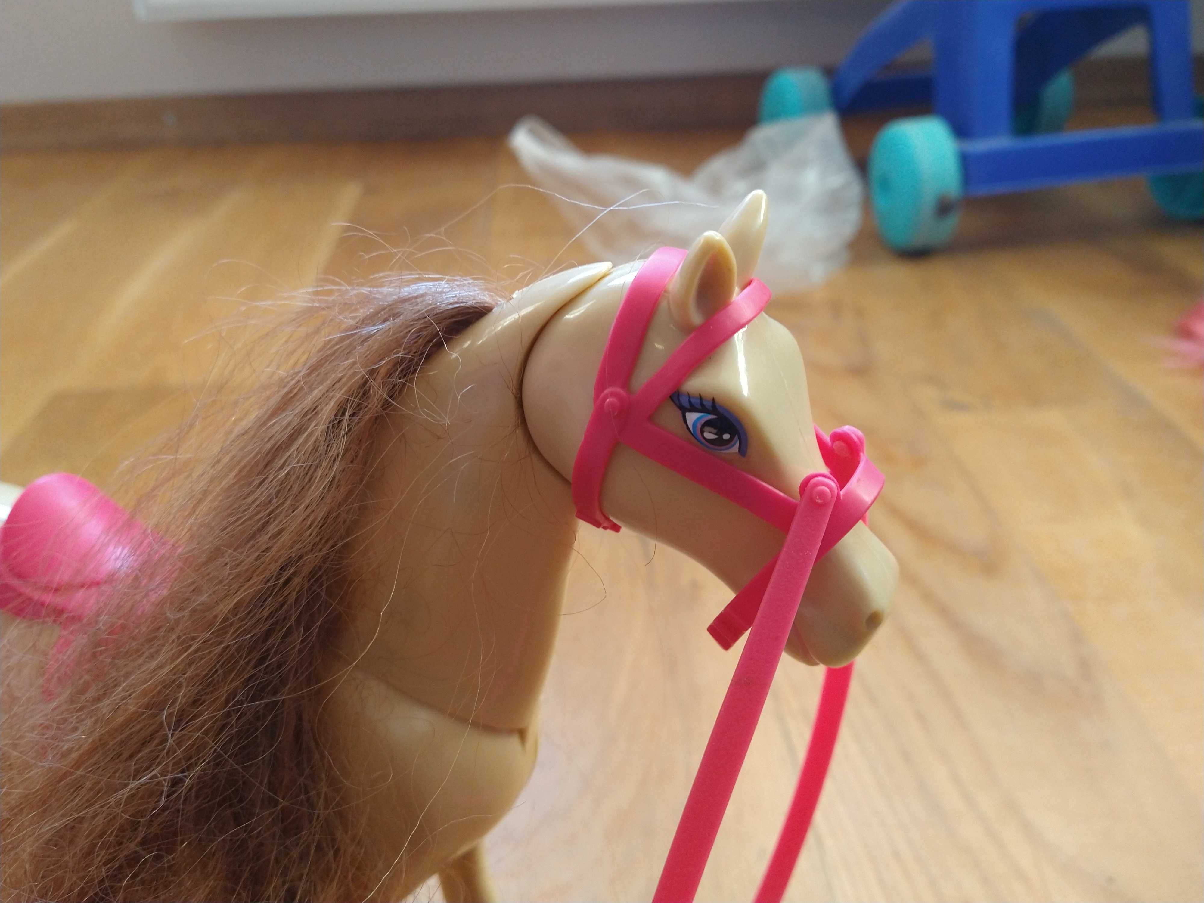 Zabawka koń z ruchoma szyją i głową