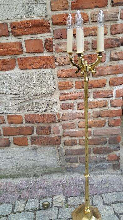 Piękna mosiężna lampa podłogowa
