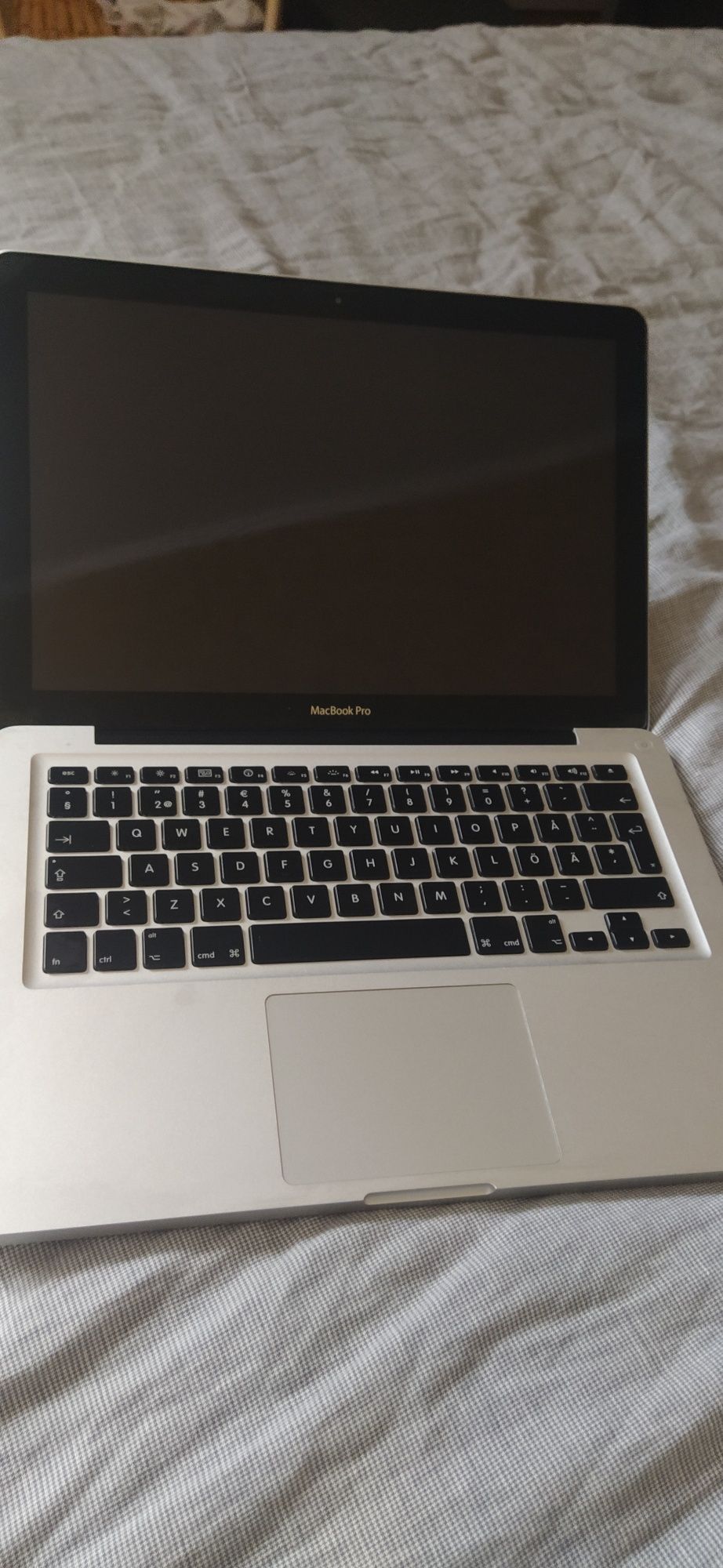 Apple A1278  без зарядного пристрою.