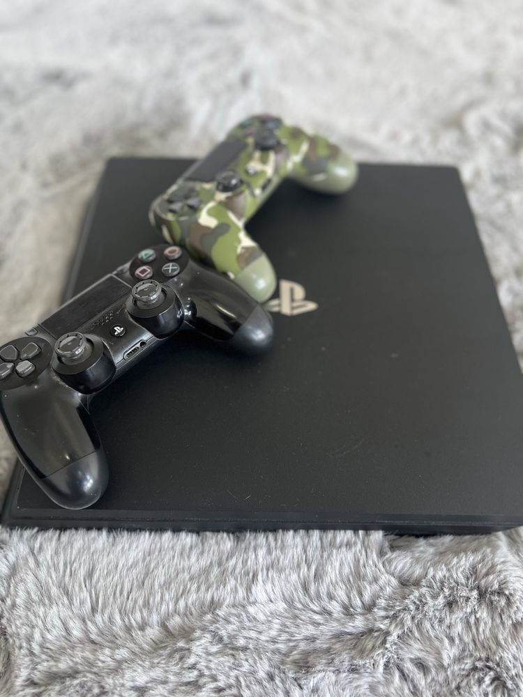 PS4 Pro у відмінному стані, 2 геймпади, без коробки. Писати в лс.