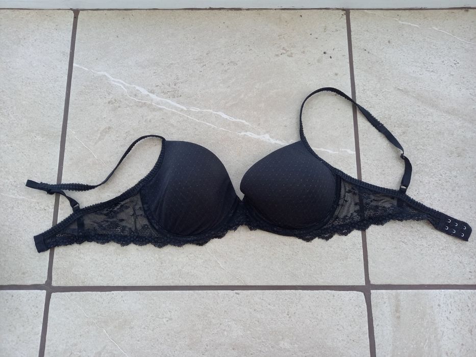 Бюстгальтер чорний базовий ліфчик бюстгалтер 

Розмір : десь на 75D.
З