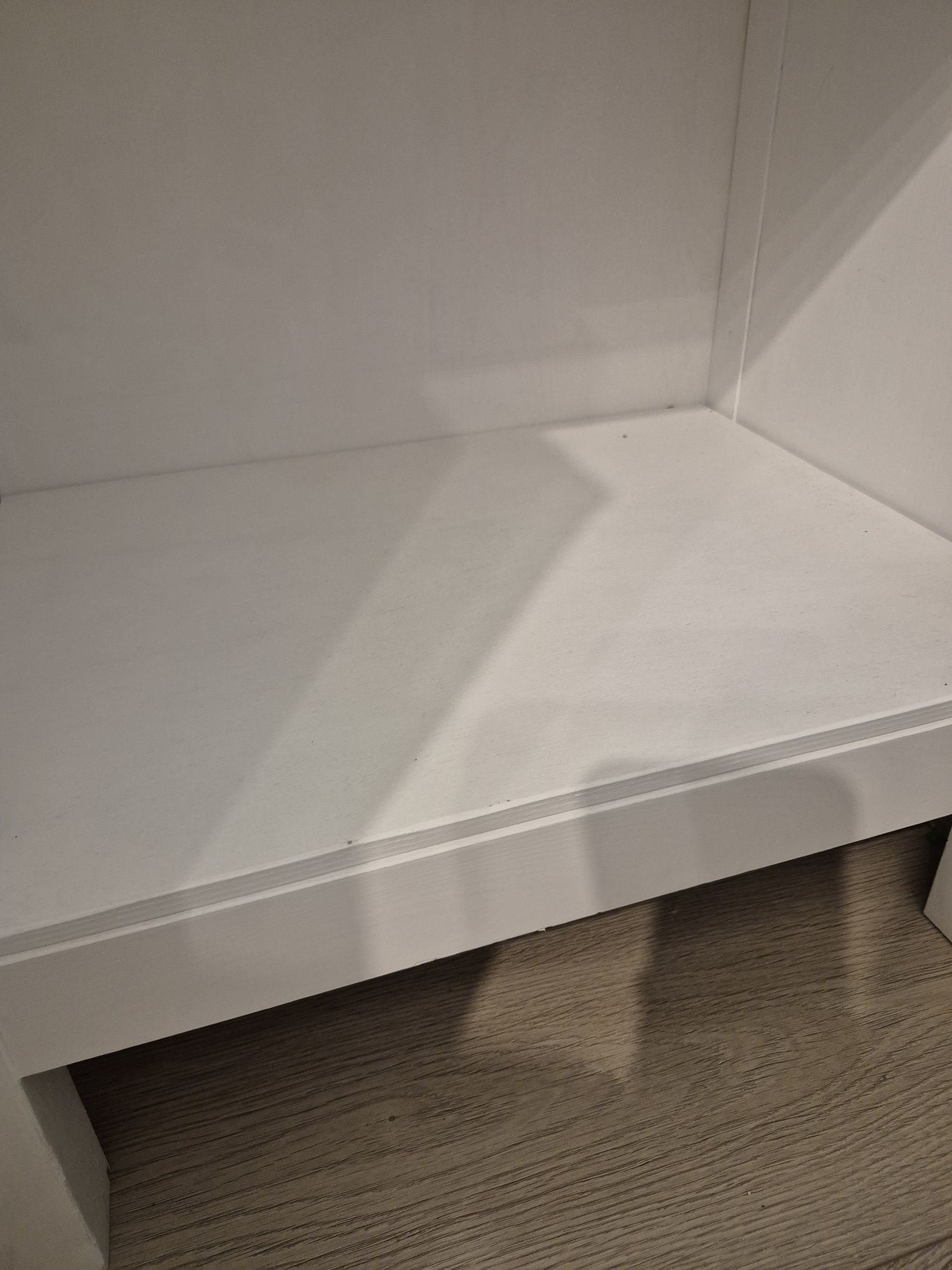 Biały regał drewnyany Ikea hemnes
