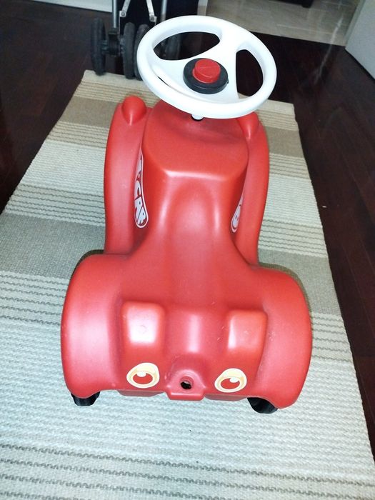 Carro de menino/a novo