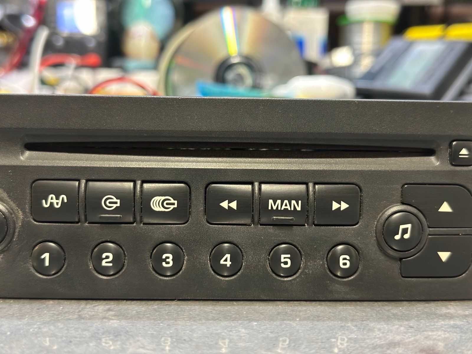 Fabryczne Radio Peugeot 206 307 Citroen C3 PSARCD100-01 VDO