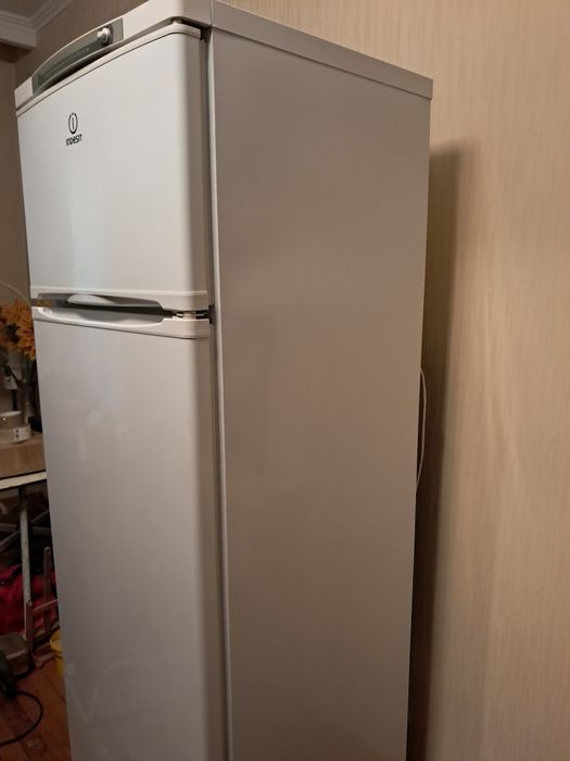 Холодильник Indesit