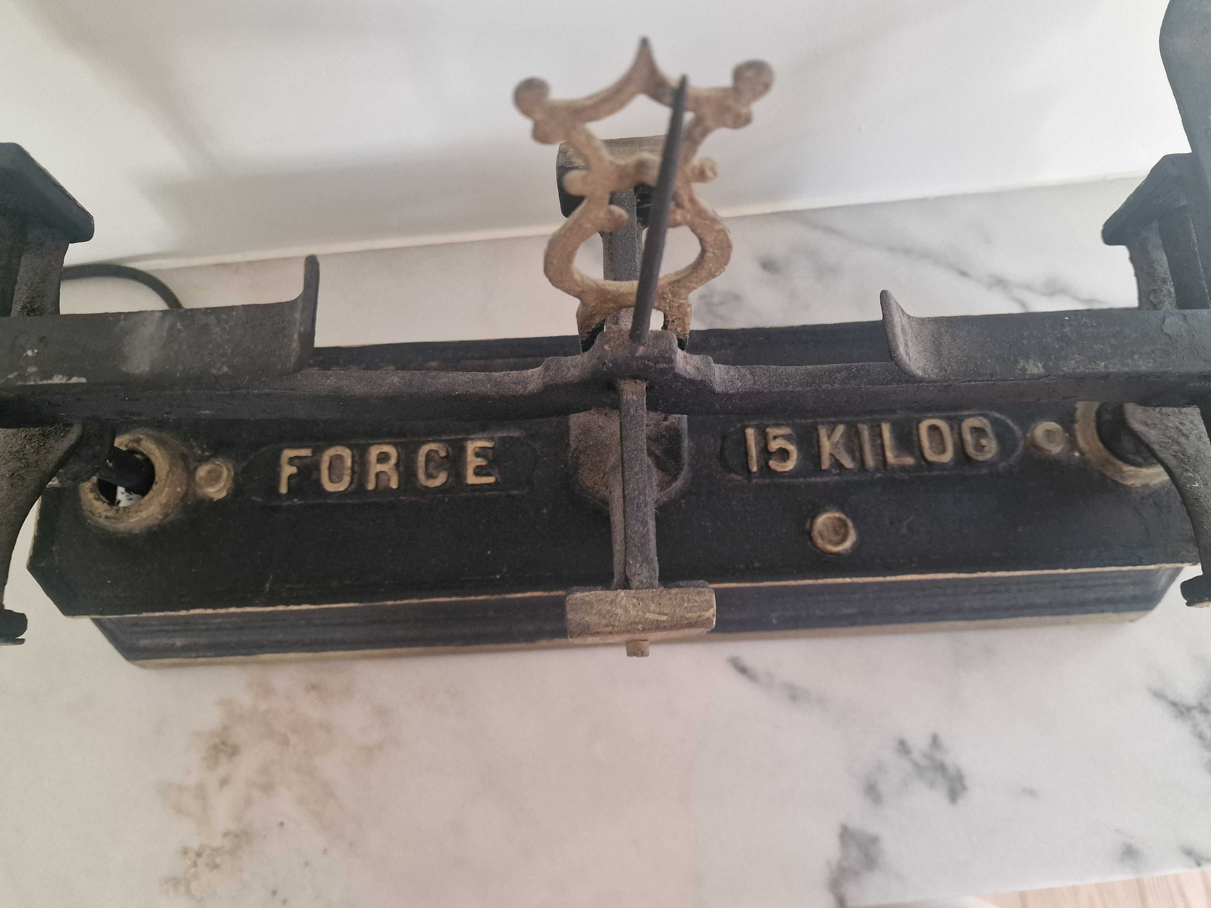 Balança Antiga de Dois Pratos – Ferro Fundido e Latão