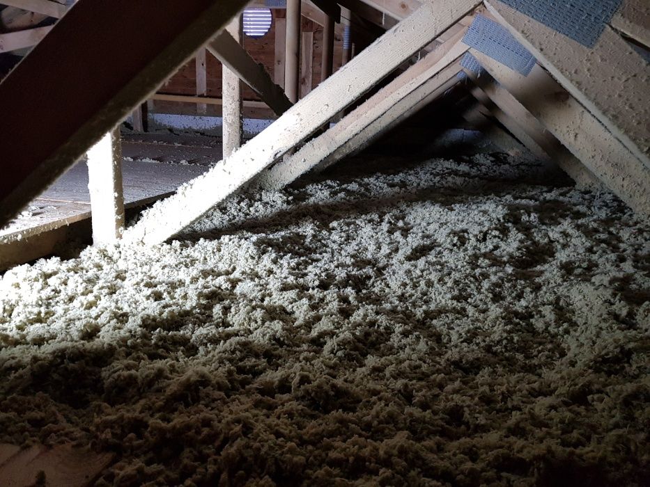 Ocieplenia celulozą, wełną lub pianą pur.